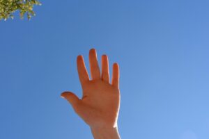 年収アップを目指す転職は同業より別業種の方が年収が増えやすい？