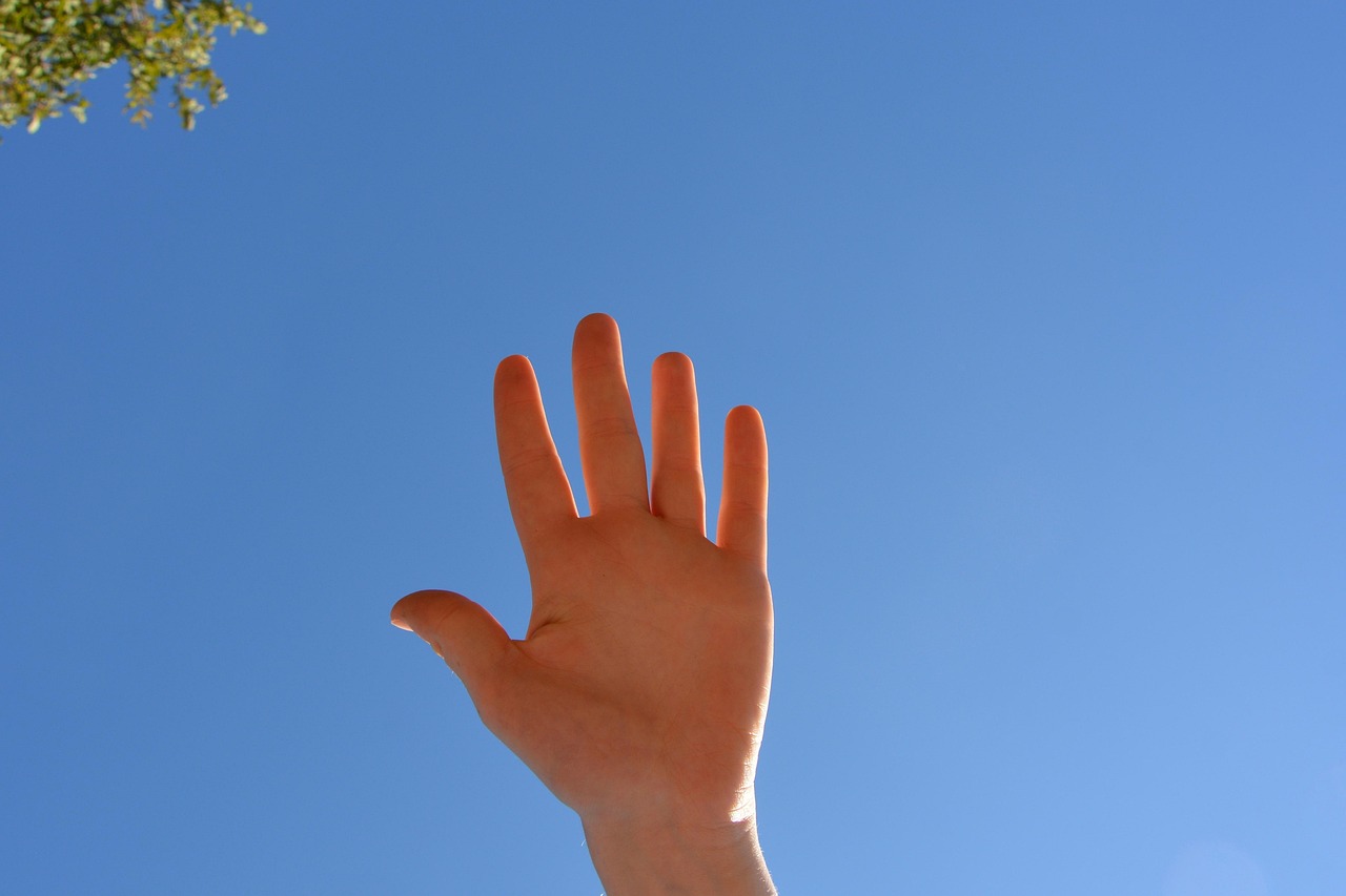 年収アップを目指す転職は同業より別業種の方が年収が増えやすい？